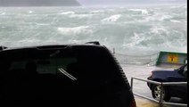 Des vagues géantes submergent le pont de ce ferry et noient les voitures garées dessus