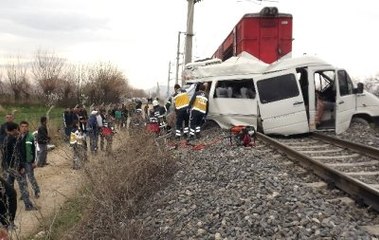 Malatya'da Trenle Öğrenci Servisi Çarpıştı: 1 Ölü, 16 Yaralı