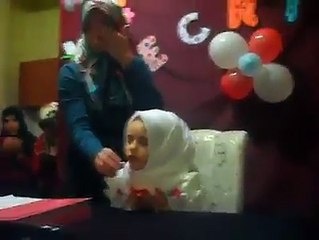 Hatim Duası Yapan Küçük Kız