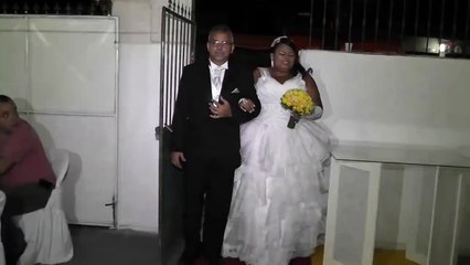 DJ arruina la entrada de la novia en su boda