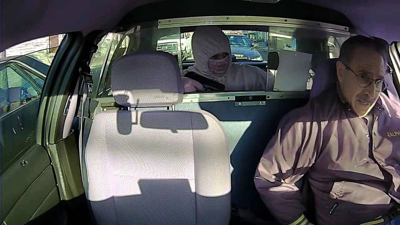 Roba un taxi junto a un coche de policia