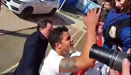 Thiago Silva offre son maillot à un jeune pour son anniversaire