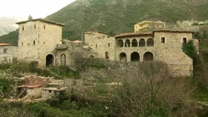 Report TV - Shkatërrohet e grabitet kulla 200  vjeçare e Dervish Alisë në Dukat