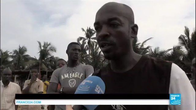 Attaque de Grand-Bassam : témoins et passants choqués se rassemblent sur la plage - Côte d'Ivoire