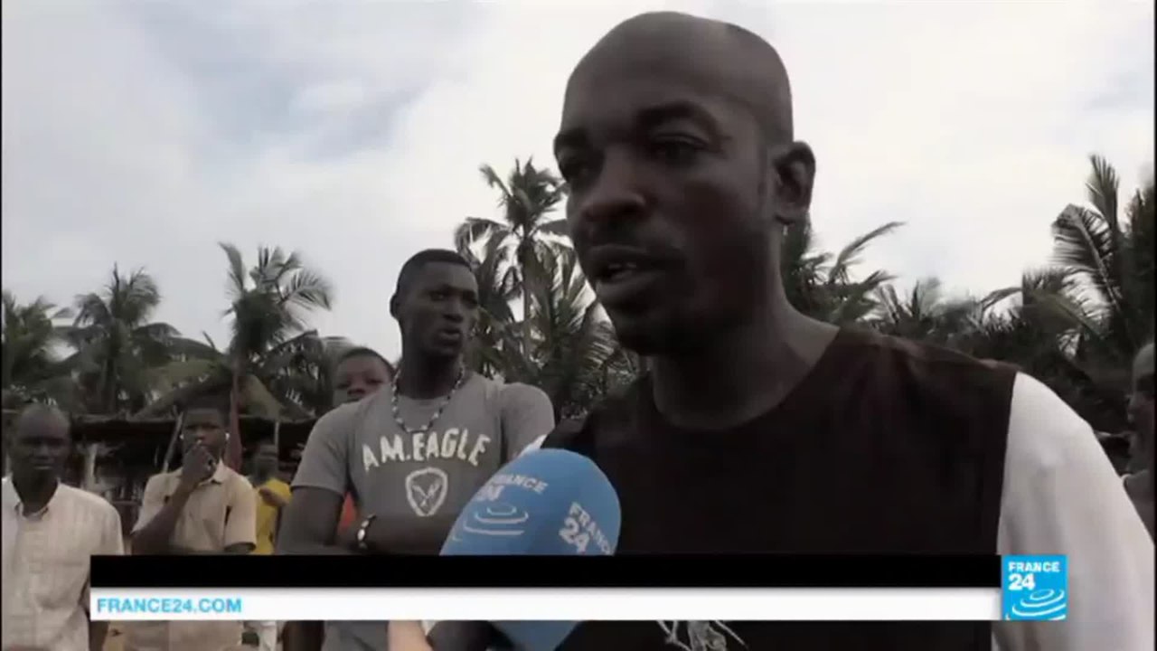 Attaque de Grand-Bassam : témoins et passants choqués se rassemblent sur la plage - Côte d'Ivoire