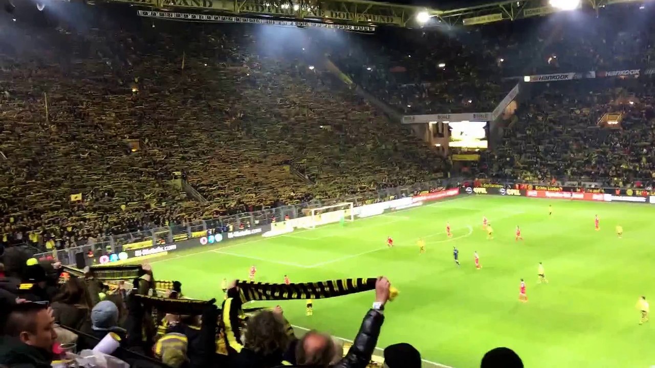 Kibice śpiewają "YNWA" dla zmarłego podczas meczu kibica