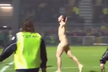 La Rochelle - Pau : Un streaker fait irruption sur la pelouse