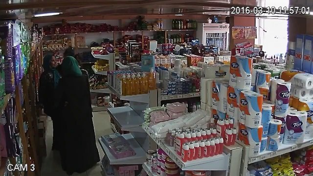 ملا فضيحة يا توانسة متحجبين وتفرج شعملو تسرق وتحط في ملابسها الداخلية ... برطاجي و أفضح الكازي !