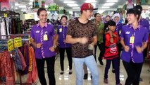 Derby Romero Joget Gangnam Style di Pusat Grosir Batik Trusmi Cirebon