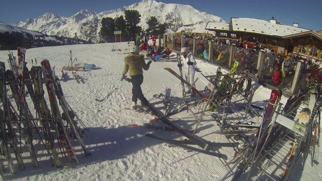 Une femme se vautre lamentablement en ski