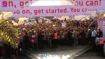 Kareena Kapoor & Arjun Kapoor flag of the DNA Half Marathon  Promotes Movie Ki & ka