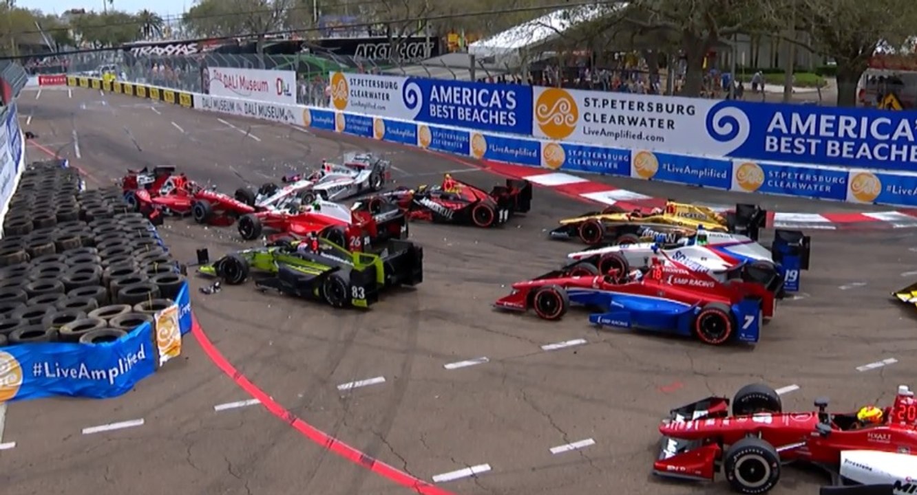Gros embouteillage après un accident au GP Indycar de St. Petersburg