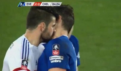 Diego Costa (Chelsea) se prend pour Luis Suarez en mordant un adversaire dans le cou