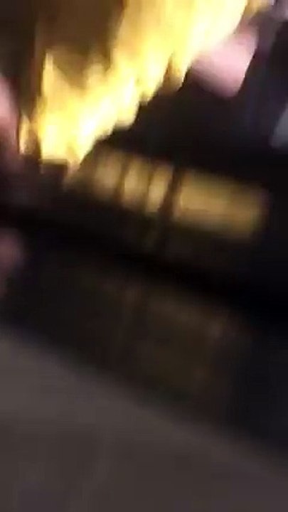 Un mec completement bourré vomit en sortant d'un ascenseur et glisse sur son propre vomi