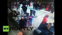 Así fue como este turco agredió brutalmente a un niño sirio en pleno mercado