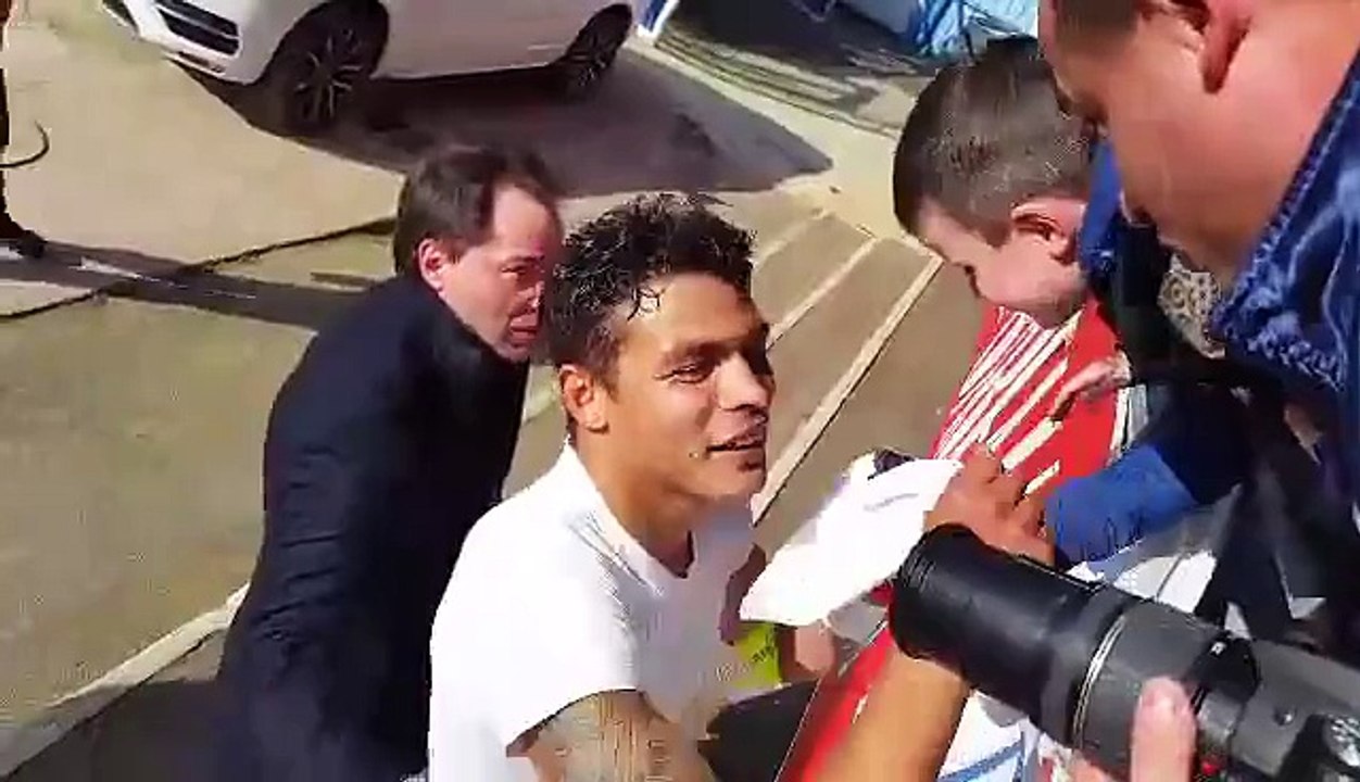 Thiago Silva offre son maillot à un enfant le jour de son anniversaire