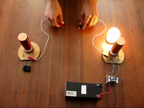 Эксперимент с двумя одинаковыми катушками Тесла - 640x480