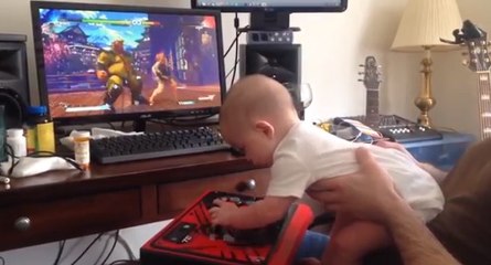 Incroyable, un bébé de 6 mois va au bout de Street Fighter en mode histoire