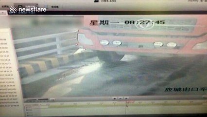 Device hides lorry number plate on command