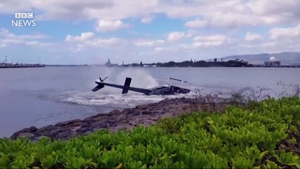 Moment helicopter crashed into Pearl Harbor (Hawaii) - BBC News