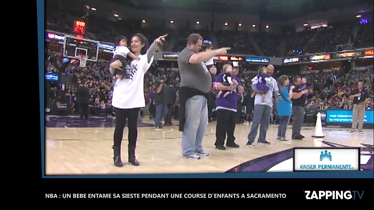 NBA : Un bébé fait la sieste pendant une course d’enfants à Sacramento (vidéo)
