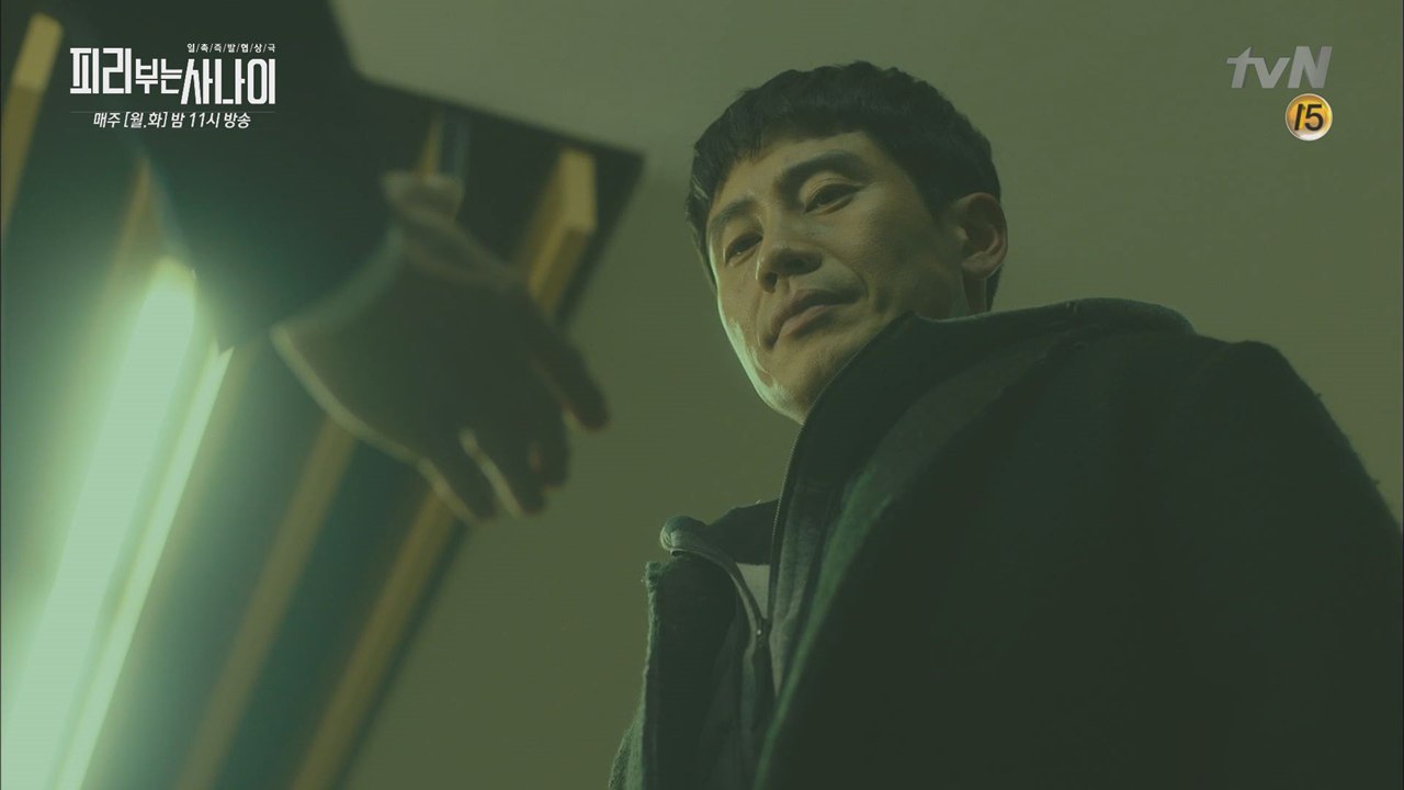 테러의 배후 ′피리부는 사나이′ 추적을 위해 유준상과 협상하는 신하균