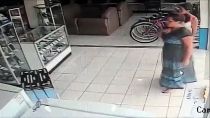 Donna ruba un televisore in meno di 5 secondi. incredibile!