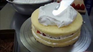 Потрясающе и просто! Украшаем торт клубникой и кремом из сливок (мастер класс украшение тортов).