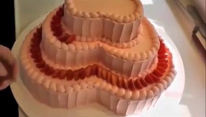 Торт сердце- самый простой и быстрый способ украшения торта кремом и клубникой (свадебный торт).
