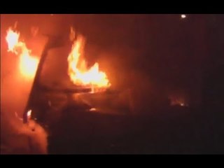 Bologna - Via Naldi, a fuoco auto e scooter in condominio (14.03.16)