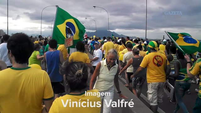 Terceira Ponte balança durante manifestação em Vitória