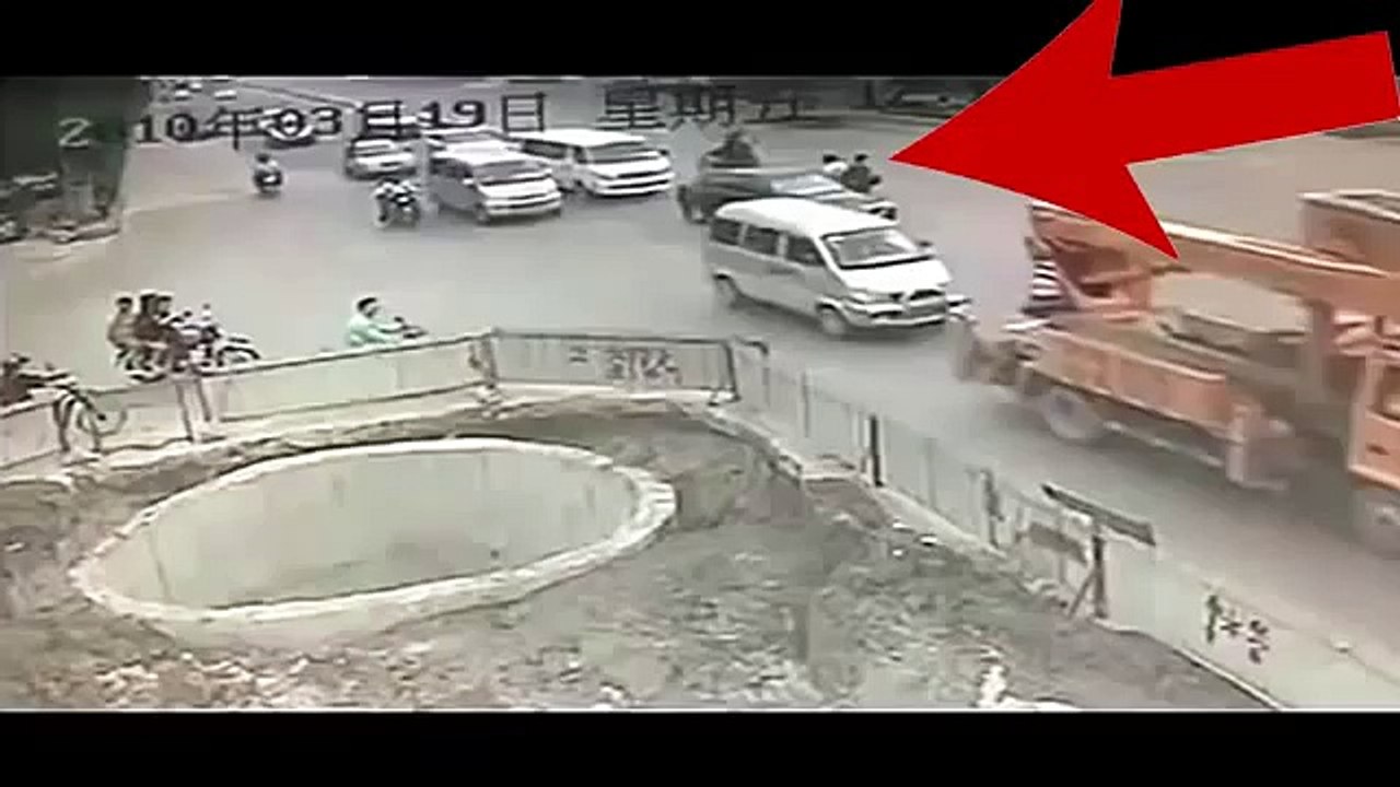 Самый Крутой Мотоциклист в Китае  3 аварии за 1 минуту