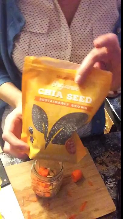How to chop a carrot/How to make salad in a jar