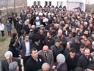 Şehit polis, babasının ölüm yıldönümünde toprağa verildi