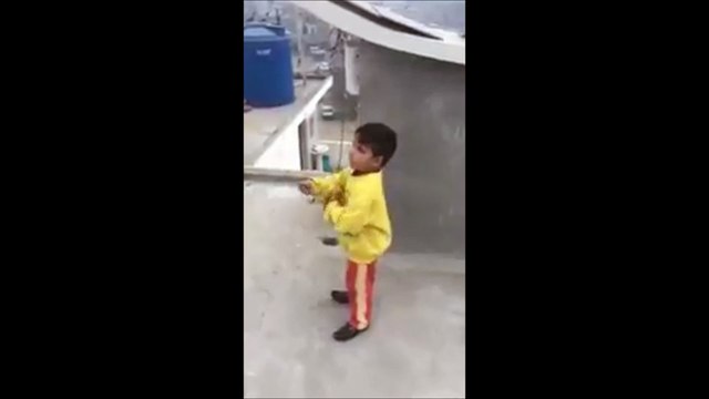 Pakistani larka bassant mana rha hai apne andaaz main video dekhain