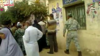 انتخابات مصر 2011  مباشر عالم واحد المرحلة الاولى الاعادة اعتراض الناخبين على طول فترة الانتظار امام المدرسة الثانوية الزراعية دسوق محافظة ك