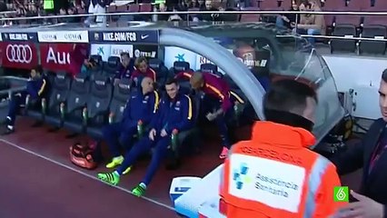 Dani Alves se lo pasa como un niño en el banquillo durante el partido contra el Getafe
