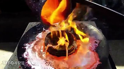 Mira lo que sucede cuando viertes cobre fundido en una hamburguesa