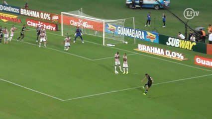 Espirrou o taco! Nenê erra feio em cobrança de falta em São Januário
