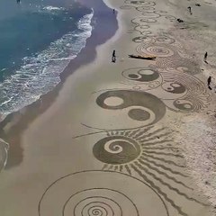 Incredible Drawing on the sand beach by Lee Carseldine