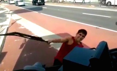 Crazy Man Attacks A Bus With His Bare Hands