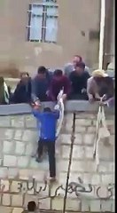 متحدہ عرب امارات میں شدید بارش میں پھنسے ایک نوجوان کو بچانے کیلئے  بہادر نوجوانوں نے جان کی بازی لگادی ۔ ماشاء اللہ