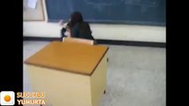 Liseli kızlar sınıfta fena dağıtıyor