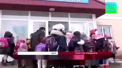 Кому-то не нравиться платок казахской девочки.