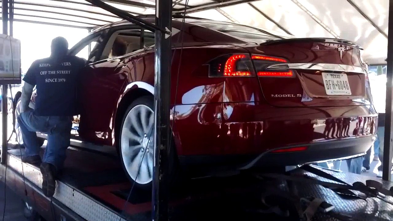 Tesla Model S 85+ на Естакаде Рвет Хуже Гетера