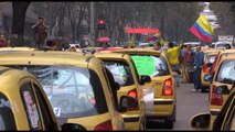 Tráfico en Bogotá colapsa por protesta de taxistas contra Uber