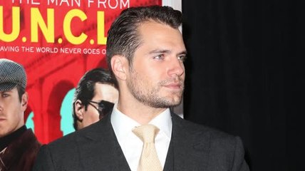 Henry Cavill avoue qu'il est acteur pour l'argent, pas seulement pour l'art