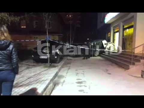 HAJDUTI I MAKINËS GJATË NDJEKJES NGA POLICIA, PËRPLAS 3 MAKINA DHE PËRFUNDON NË MARKET