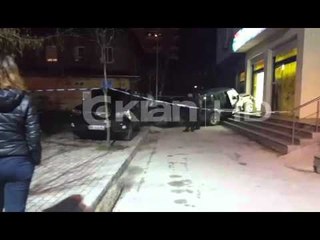 HAJDUTI I MAKINËS GJATË NDJEKJES NGA POLICIA, PËRPLAS 3 MAKINA DHE PËRFUNDON NË MARKET