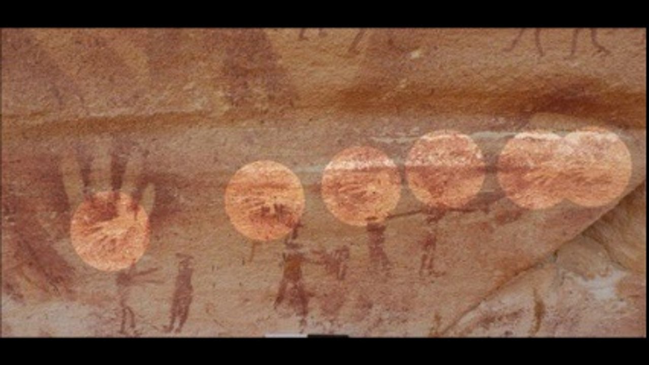 Ces mains posées sur une peinture préhistorique ne sont pas humaines, selon les spécialistes